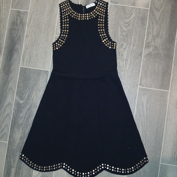 Elegant Black Dress with Gold Accents - Picture 2 of 5